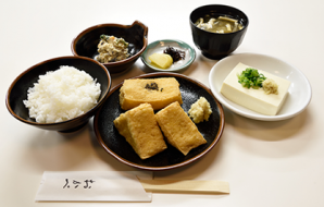 "Okabe teishoku" L'ensemble Okabe (l'ensemble original)
(Tofu frit épais, riz, tofu réfrigéré, soupe miso, petit plat, cornichons japonais)
900 yens (taxes incluses)