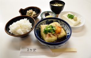"Agedashi teishoku" Ensemble frit (seulement 15 servi par jour)
(Tofu frit avec bouillon de soupe, riz, tofu réfrigéré, soupe miso, petit plat, cornichons japonais)
970yen (taxes incluses)