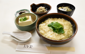 生豆腐皮（油皮）套餐（每日限定15份）
（生豆腐皮飯、日式拌豆腐、味噌湯、小菜、泡菜）
990日元 (含稅價)